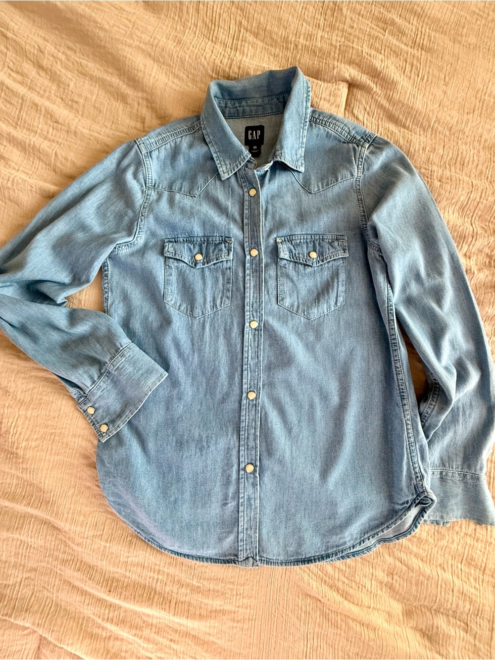 GAP Organic Cotton Western Denim Shirt XS Pearl Snap Chambray Button Down Light